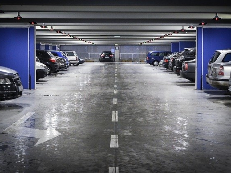 parking z niebieskimi kolumnami